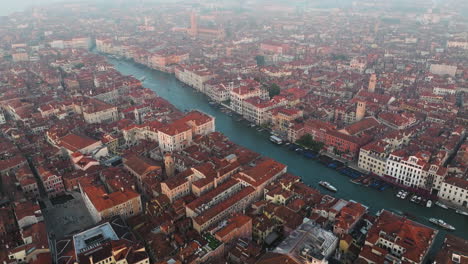 Luftaufnahme-Des-Grand-Canal-Und-Der-Stadt-Venedig-Bei-Sonnenaufgang-In-Italien