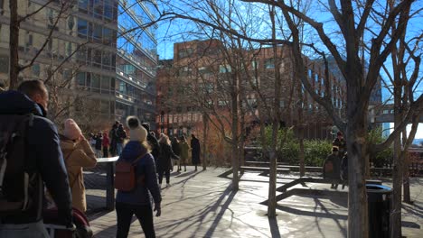 Sightseers-On-A-Sunny-Day-In-High-Line-Elevated-Public-Park-In-Manhattan,-New-York,-USA