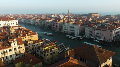 Ciudad-De-Venecia-Y-Gran-Canal-En-Italia-Al-Amanecer---Toma-Aérea-De-Drones