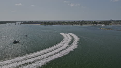 San-Diego-California-Aerial-V82-Flyover-Mission-Bay,-Jährliches-Bayfair-Festival,-Wasserflugzeuge-Fliegen-Auf-Der-Wasserrennbahn-Und-Stoßen-Mit-Hoher-Geschwindigkeit-An-Die-Grenzen-–-Aufgenommen-Mit-Mavic-3-Cine-–-September-2022