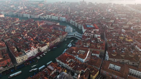 Berühmte-Rialtobrücke-Am-Grand-Canal-In-Venedig,-Italien---Luftpanorama