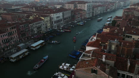Famosa-Venecia-Con-Su-Laguna-En-Italia-Durante-El-Amanecer---Toma-Aérea-De-Drones