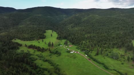 Panoramablick-Auf-Den-Lolo-Nationalpark-Mit-Bewaldeten-Bergen-Und-Touristen,-Die-In-Montana,-USA,-Campen