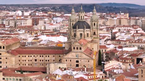 Helis-Shot-Of-Famous-Church-In-Center-Of-Old-Beautiful-Town-Of-Salamanca,-Spain