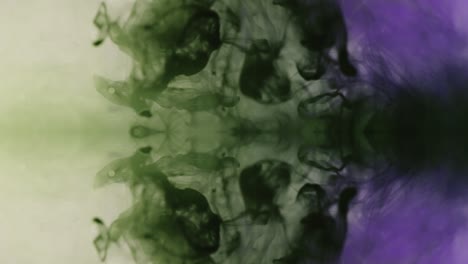 Vertikale-Ansicht-Von-Tintengrafiken-Mit-Grüner-Und-Violetter-Farbmischung-Unter-Wasser