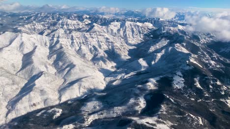 Luftaufnahme-Der-Wunderschönen-Schneebedeckten-Bergketten-Von-Montana