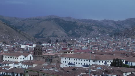 Sonnenuntergang-Cusco-Historischer-Platz-Und-Kathedralenturm---4k