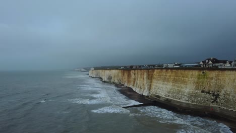 Stormy-dark-grey-clouds-over-ocean-and-cliffs-on-Brighton-coast,-England