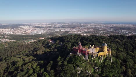 Panorama-Aéreo-Del-Colorido-Palacio-Del-Castillo-De-Pena,-Palacio-Nacional-De-Pena,-Sintra,-Lisboa,-Portugal,-Europa