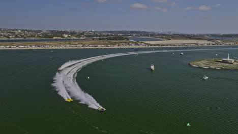 San-Diego-California-Aerial-V83-Jährliches-Bayfair-Festival-In-Mission-Bay,-Drei-Wasserflugzeuge,-Die-Mit-Hoher-Geschwindigkeit-Auf-Einer-Wasserrennbahn-Rasen,-Mit-Schaumigen-Spuren-Dahinter-–-Aufgenommen-Mit-Mavic-3-Cine-–-September-2022