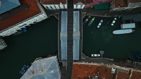 Blick-Von-Oben-Auf-Die-Berühmte-Rialtobrücke-In-Venedig,-Italien---Drohnenaufnahme-Aus-Der-Luft