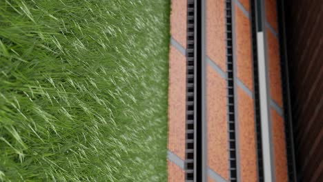 Leeres-Stadion-3d-rendering,-Vertikales-Niedrigwinkelvideo-Mit-Grünem-Grasvordergrund