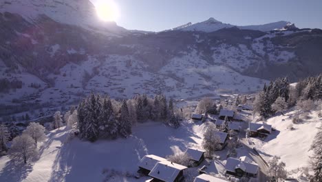 Schiebt-Sich-über-Schneebedeckte-Chalets-Und-Fichten,-Die-Teile-Des-Dorfes-Grindelwald-Freigeben