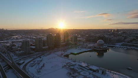 La-Ciudad-De-Vancouver,-Canadá,-Impresionante-Toma-Aérea-De-Drones-Con-Nieve-Invernal-Y-Bengalas-Solares-Y-Tráfico-De-Paso