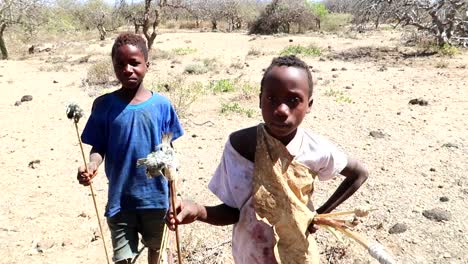 Arme-Afrikanische-Kinder-Mit-Vögeln-Auf-Ihren-Pfeilen,-Die-Sie-Zum-Essen-Gefangen-Haben,-Zeitlupe