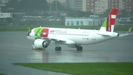 Tap-Air-Flugzeug-Der-Portugiesischen-Fluggesellschaft-Fährt-Am-Flughafen-Lissabon-Und-Bereitet-Sich-Auf-Den-Abflug-Vor