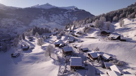 Einschieben-über-Den-Schneebedeckten-Terrassenweg-Im-Gemütlichen-Bergdorf-Grindelwald-In-Den-Schweizer-Alpen