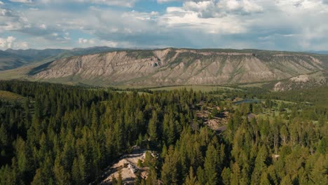 Atemberaubende-Drohne-Aus-Der-Luft-Enthüllt-Die-Montana-Berge-Und-Die-Baumbestandene-Waldlandschaft-Am-Bewölkten-Tag-Des-Blauen-Himmels-Im-Sommer