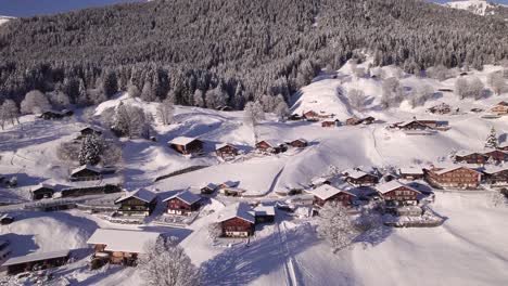 Dolly-De-Lado-De-Derecha-A-Izquierda-En-Terrassenweg-En-Grindelwald-Nevado-En-Un-Soleado-Día-De-Invierno