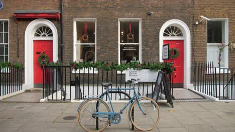 Bicicleta-Estacionada-Frente-Al-Museo-Charles-Dickens-Durante-El-Día-En-Navidad-En-Londres,-Reino-Unido