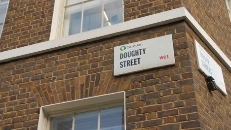 Doughty-Street-Sign-On-Brick-Wall-Of-A-Building-In-King's-Cross-District,-London-Borough-Of-Camden-In-The-UK