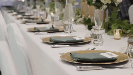 Elegantes-Hochzeits-Esstisch-Besteck-Arrangement-Auf-Einem-Langen-Horizontalen-Tisch