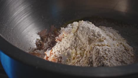 Primer-Plano-De-Chef-Experto-Preparando-Buñuelos-De-Atún