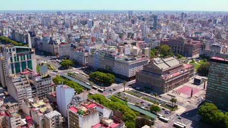 Luftbild-Zur-Gründung-Der-Stadt-Buenos-Aires,-Drohnenaufnahme-Der-Avenue-9-De-Julio,-Des-Obelisco-Und-Des-Kolontheaters-An-Einem-Sonnigen-Tag