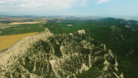 Campos-De-Cultivo-En-El-Borde-Del-Exuberante-Valle-Montañoso-En-Vashlovani,-Georgia