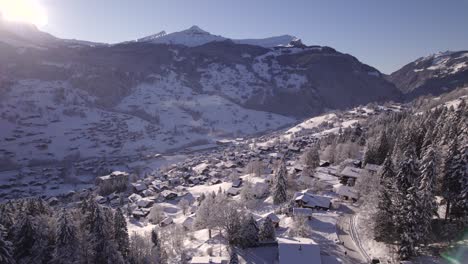 Empujando-Sobre-El-Pueblo-De-Montaña-Recién-Cubierto-De-Nieve-De-Grindelwald-En-Los-Alpes-Suizos