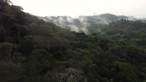 Filmische-Luftdrohnenaufnahme-Von-Boquete-In-Chiriqui,-Einer-Kleinen-Bergstadt-In-Der-Provinz-Westpanama