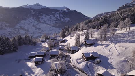 Empujando-Siguiendo-Un-Autobús-De-Esquí-En-Snowy-Grindelwald,-Terrassenweg,-Con-Vistas-Pintorescas-De-Maennlichen