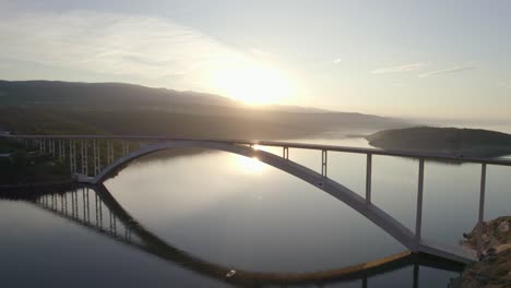 Betonbogenbrücke-über-Ruhiges-Wasser-In-Kroatien,-Krk,-Antenne