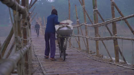 Im-Winter-Wird-Aufgrund-Der-Wasserknappheit-Eine-Bambusbrücke-Am-Fluss-Gebaut,-Durch-Die-Die-Menschen-Der-Ober--Und-Überstraße-Gehen
