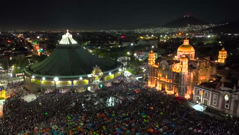 Beleuchtete-Basilika-Guadalupe-Und-Barock-Von-Santa-Maria-In-Mexiko---Luftaufnahme