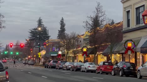 Historische-Innenstadt-Von-Ashland,-Dekoriert-Mit-Weihnachtskranz-Während-Der-Ferienzeit-In-Oregon,-USA