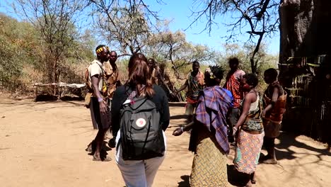 Traditionelle-Afrikanische-Ureinwohner,-Die-Einem-Touristen-Zeigen,-Wie-Man-Mit-Ihnen-Tanzt