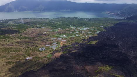 Luftaufnahme-Von-Kultiviertem-Land-In-Der-Nähe-Des-Batur-sees-Mit-Dem-Vulkan-Ganung-Batur-Im-Hintergrund-In-Bali,-Indonesien