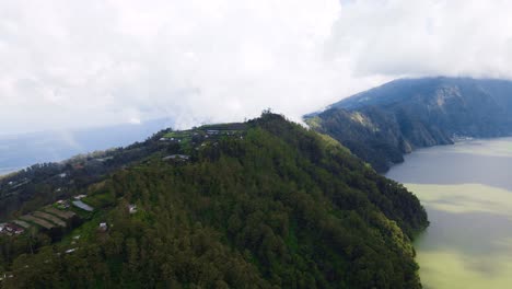 Vista-Panorámica-Del-Bosque-Arbolado-Y-Campos-En-Terrazas-Cerca-Del-Lago-Batur-En-Bali,-Indonesia