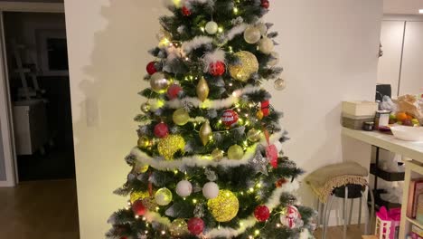 Blinkende-Bunte-Weihnachtsgirlanden-Am-Baum,-Runde-Plastikkugeln-Und-Spielzeug-Hängen-An-Den-Zweigen