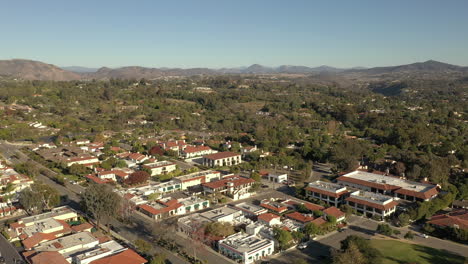 Vista-Aérea-De-Rancho-Santa-Fe,-Una-Comunidad-Rica-En-San-Diego,-California