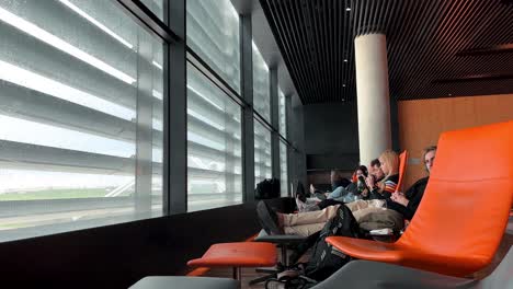 Flughafen-Lounge-Reisende,-Die-In-Einer-Komfortablen-High-Class-Lounge-Auf-Den-Abflug-Warten