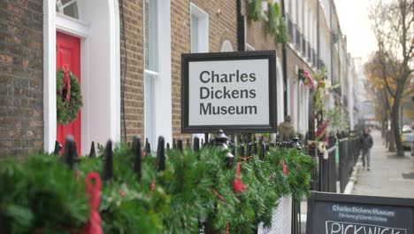Evergreen-Garland-Decorations-On-The-Steel-Fence-Of-Charles-Dickens-Museum-In-King's-Cross-District,-London-Borough-Of-Camden,-UK