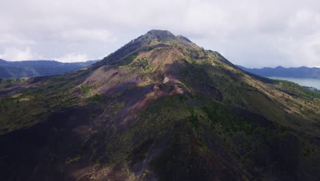 Vulkanischer-Mout-Batur-An-Einem-Ruhigen,-Nebligen-Morgen-In-Bali,-Indonesien