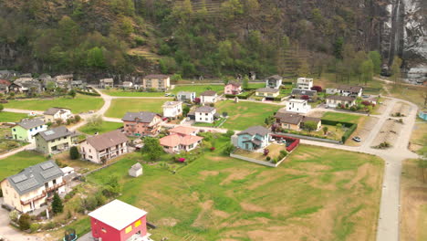Vista-Aérea-Del-Pueblo-De-Bignasco-Con-Hermosas-Cabañas-Y-Villas-En-El-Valle-De-Magga,-Cantón-De-Ticino-En-Suiza