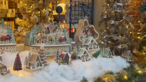 Kleine-Schneedorfanzeige-Im-Glasfenster-Des-Einkaufszentrums-Während-Der-Weihnachtsferien-In-Ashland,-Oregon,-Usa