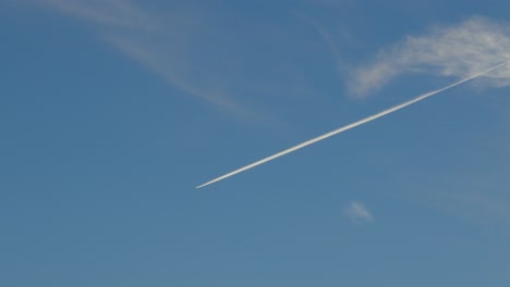 Einzelnes-Flugzeug,-Das-Chemtrail-Im-Tiefblauen-Himmel-Verlässt