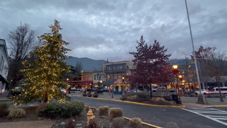 Downtown-Plaza-Decorated-With-Glowing-Christmas-Lights-During-Holidays-In-Ashland,-Oregon,-USA