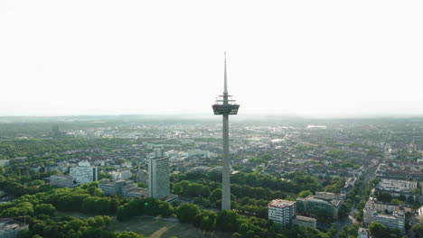 Vista-Panorámica-Aérea-De-La-Torre-De-Colonia-Alemania-Y-Alrededores,-Alto-Edificio-De-Arquitectura-Urbana-Moderna-Y-Paisaje-Urbano