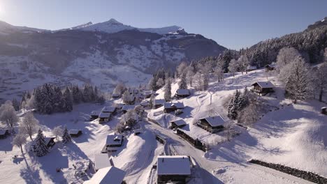 Vorbei-An-Schneebedeckten-Chalets-Am-Terrassenweg-Im-Gemütlichen-Bergdorf-Grindelwald